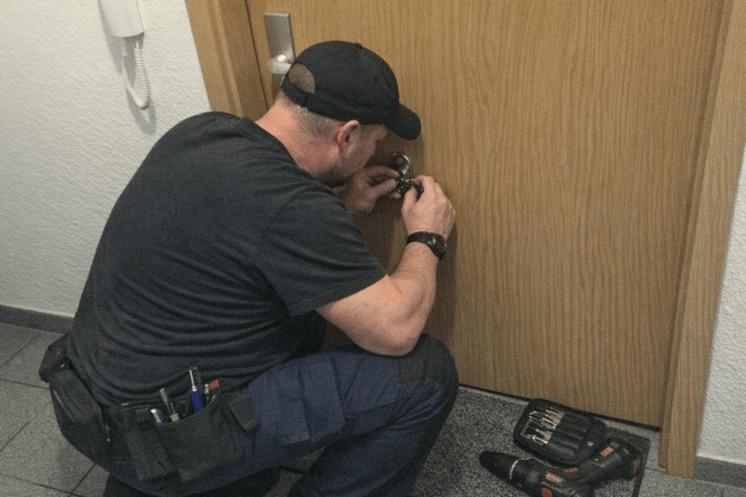 Professioneller Schlüsseldienst im Einsatz bei einer zerstörungsfreien Notfallöffnung in Bamberg